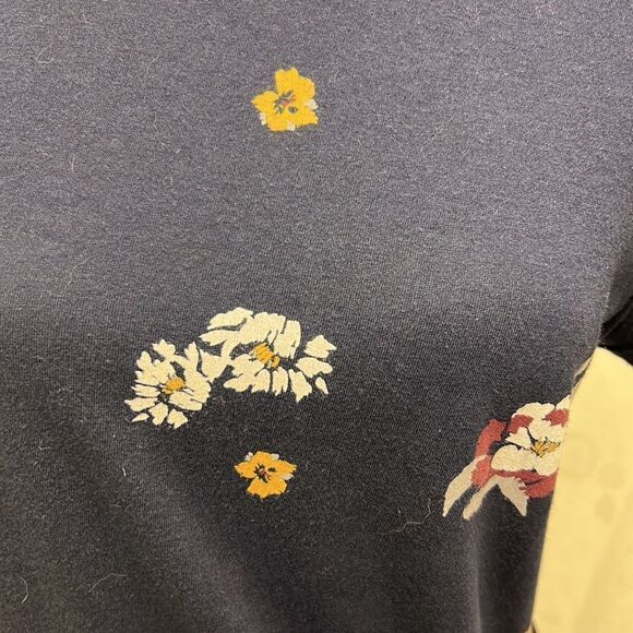 Navy blue with floral print, short sleeve T-shirt from the gap size medium - Picture 2 of 5
